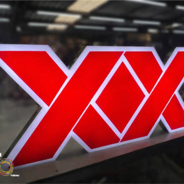 Anuncio luminoso tipo caja a la forma XX