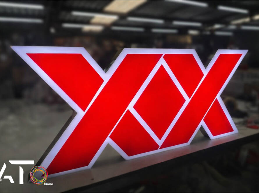 Anuncio luminoso tipo caja a la forma XX