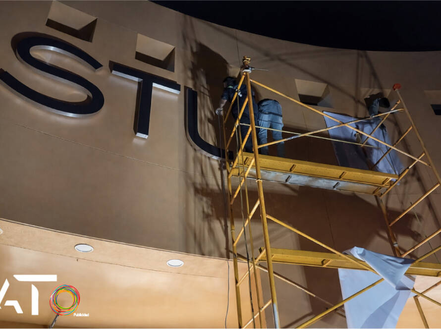 instalación de anuncio luminoso