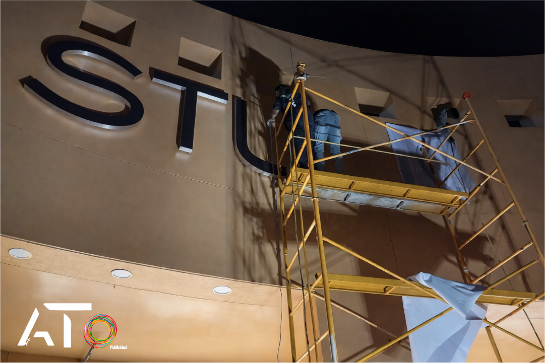 instalación de anuncio luminoso