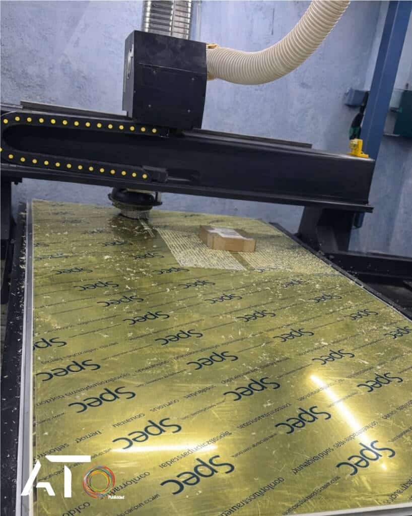 Router para corte de madera con precisión y lámina aislante dorada para protección térmica.