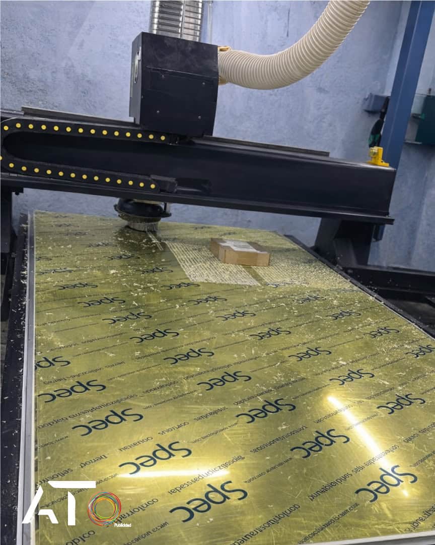 Router para corte de madera con precisión y lámina aislante dorada para protección térmica.