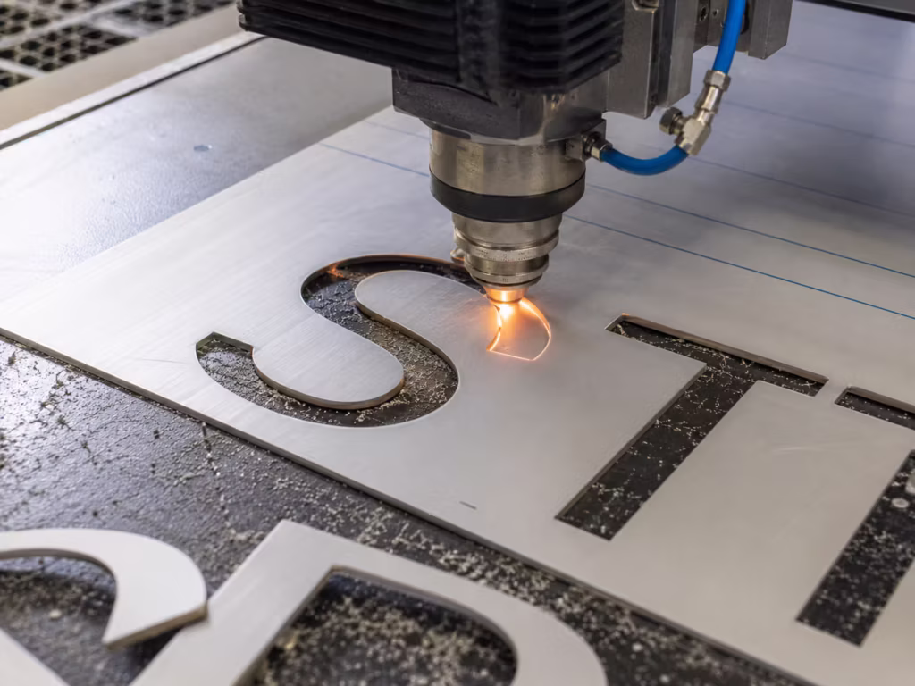 Corte CNC y láser para fabricación de letras 3D y anuncios luminosos