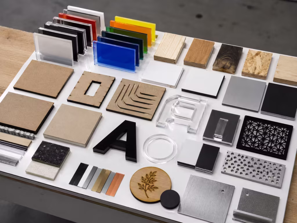 Materiales para corte CNC y grabado láser como acrílico, MDF, PVC, aluminio, madera y metal