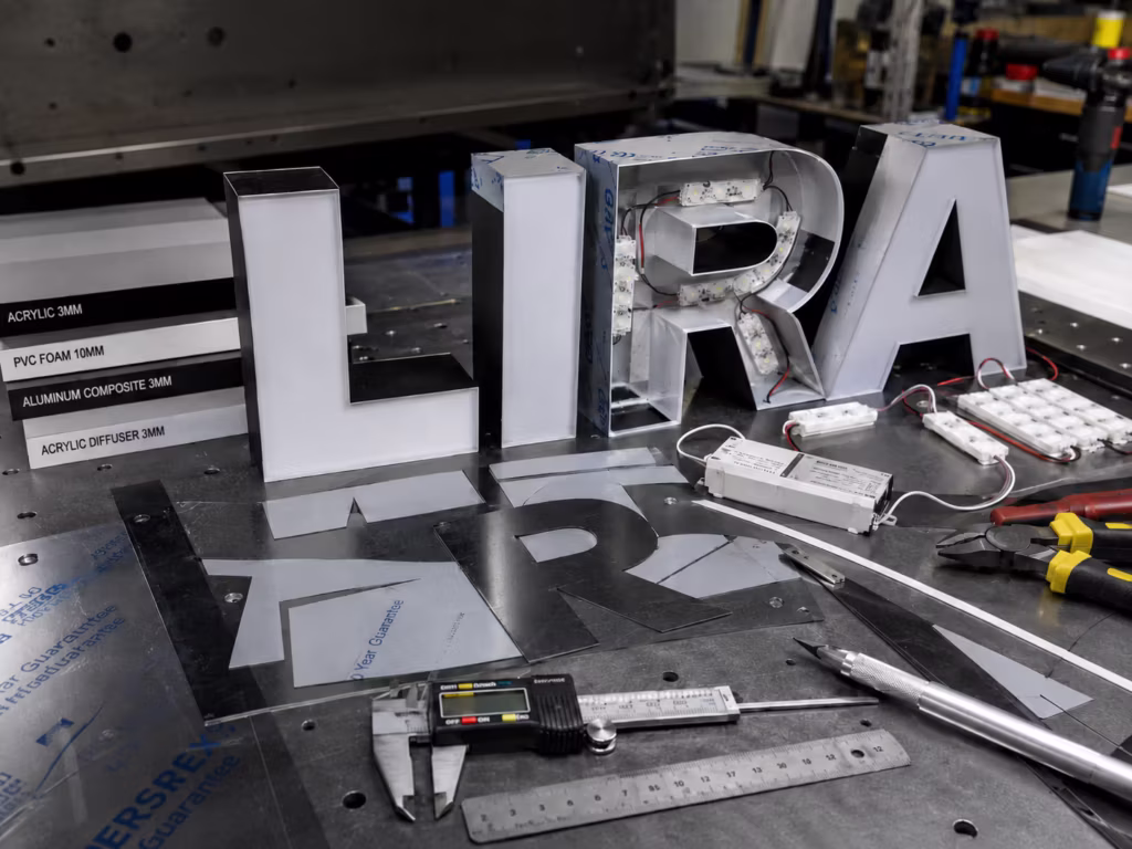 Fabricación de anuncios luminosos y letras 3D en taller profesional