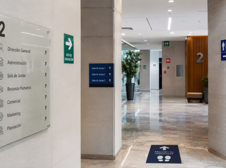 Señalética de seguridad en edificio corporativo con directorios y señalización empresarial
